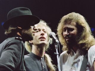 Bee Gees maken in 1987 comeback in de hitlijsten met post-discotrack You Win Again