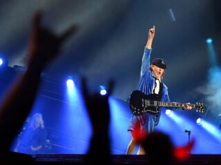 Van Superman tot Zorro: de kostuums van AC/DC-gitarist Angus Young