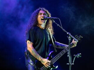 Slayer speelt flink opgevoerde versie van Angel Of Death live