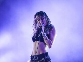 Miley Cyrus zingt Flowers voor het eerst live