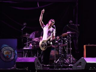 Noel Gallagher speelt Oasis' Stand By Me live