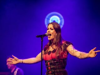 Floor Jansen zingt in nieuwe single Invincible ook over haar eigen leven