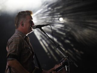 Luister hier naar de nieuwe single van Queens Of The Stone Age