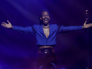 Jeangu Macrooy blaast James Bond-klassieker nieuw leven in