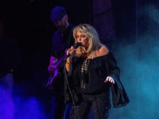 In Total Eclipse Of The Heart zingt Bonnie Tyler over liefde en… vampieren?