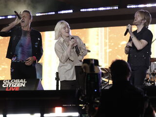 Coldplay en Billie Eilish zingen Fix You voor het goede doel