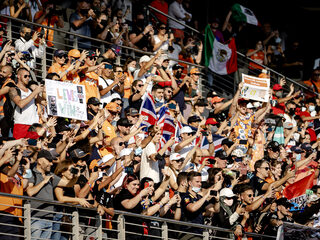 Marjan zag vanaf de oranje-tribune hoe Max Verstappen geschiedenis schreef