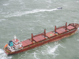 Zo gaat de kustwacht vrachtschip Julietta D naar Rotterdam slepen
