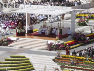 'Bedankt voor de bloemen': bloemkunstenaar Piet zoekt de bloemen uit voor de Paus
