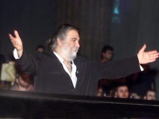 Vangelis speelt betoverende liveversie Conquest Of Paradise in Athene