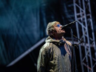 Liam Gallagher en John Squire spelen live cover The Rolling Stones