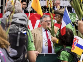 Burgemeester Bruls volgt lopers Nijmeegse Vierdaagse 'met veel bewondering'