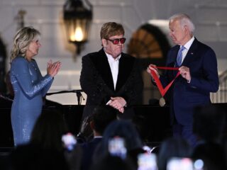 Elton John ontvangt medaille na optreden in het Witte Huis