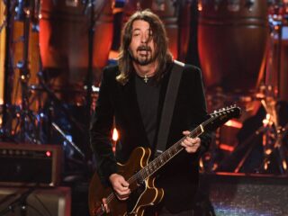 Dave Grohl barbecuet voor 450 daklozen