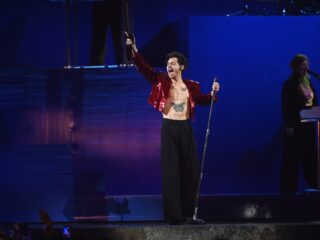 Harry Styles kondigt na lange stilte nieuw album aan