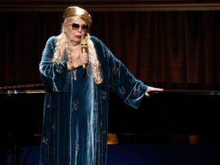 Bekijk Joni Mitchells jazzy cover van Elton Johns I'm Still Standing