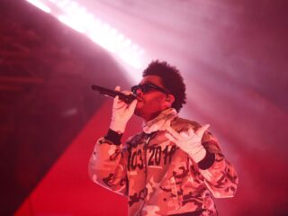 In Moth To A Flame beschrijft The Weeknd een eeuwenoude aantrekkingskracht