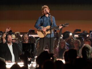 Ed Sheeran crasht bruiloft om nieuwe single te spelen