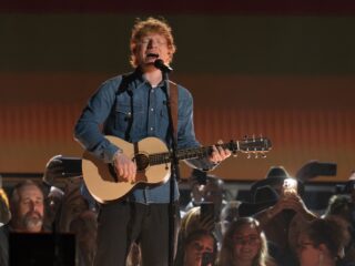 Met I See Fire leidt Ed Sheeran het publiek van Midden-aarde terug naar de realiteit