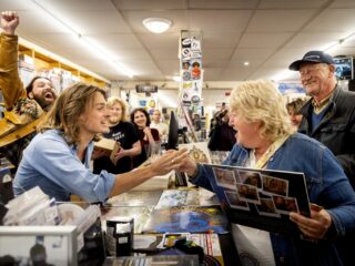 DeWolff breekt wereldrecord snelst gedrukte plaat: binnen drie uur van opname naar vinyl