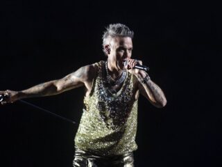 Robbie Williams opent kunstexpositie in Moco Museum Amsterdam