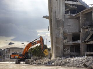 Dennis mag het FC Barcelona stadion Camp Nou slopen: 'Werken 12 uur per dag'