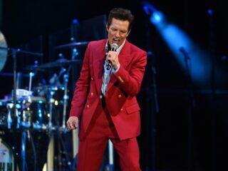 The Killers en Eddie Vedder spelen live cover van Tom Petty's The Waiting