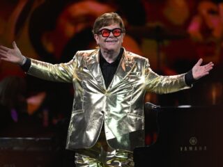 Elton John neemt afscheid van Brits publiek op Glastonbury: bekijk hier Rocket Man live