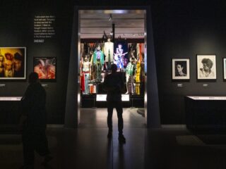 Het Groninger Museum veilt delen van het decor van de tentoonstelling The Rolling Stones - Unzipped