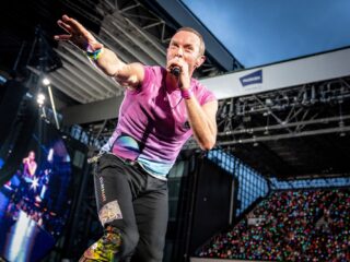 Coldplay en Maggie Rogers coveren Taylor Swifts Love Story in Wenen