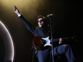 Arctic Monkeys onderstreept het succes van AM met Snap Out Of It