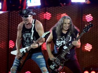 Scorpions spelen Wind Of Change 10 jaar na de val van de Berlijnse Muur