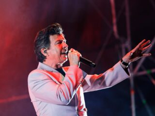 Rick Astley vraagt aandacht voor gehoorschade met nieuwe versie Never Gonna Give You Up