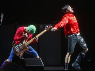 Give It Away: Red Hot Chili Peppers keren terug met een meer verfijnde sound