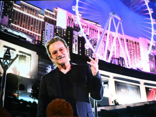 U2 blijft langer in Vegas met Krezip-drummer