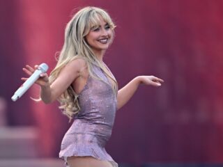 Luister hier naar het nieuwe album van Sabrina Carpenter: Man’s Best Friend