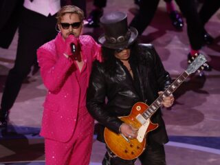 Slash maakt gastoptreden bij I’m Just Ken tijdens Oscars