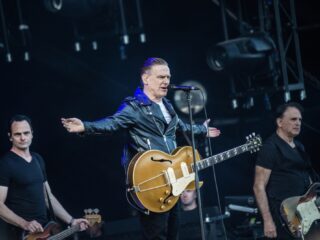 Bryan Adams brengt nieuw album Roll With The Punches uit