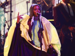 Lauryn Hill verrast oud-klasgenoten met optreden tijdens reünie