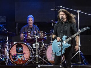 Foo Fighters viert 30-jarig jubileum debuutalbum met nieuwe single