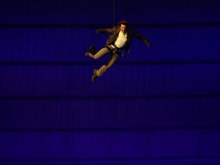 Tom Cruise duikt van dak stadion tijdens slotceremonie Olympische Spelen