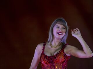 Taylor Swift schittert op nieuw album The Life of a Showgirl