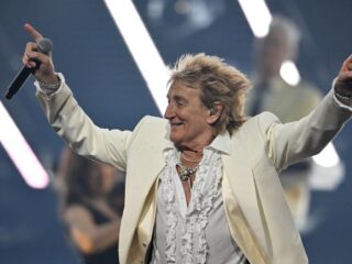 Rod Stewart viert Lifetime Achievement award met live uitvoering van Forever Young