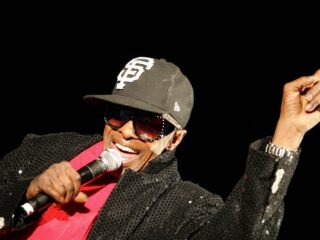 Waarom overleden funkpionier Sly Stone (82) belangrijk was voor Prince