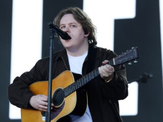 Lewis Capaldi brengt ingetogen nieuwe single uit: Something In The Heavens