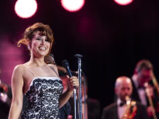 RAYE brengt nieuwe single uit én kondigt tour aan