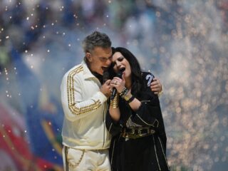 Robbie Williams zingt liefdevol duet met Laura Pausini in New Jersey