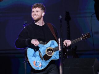 Alex Warren pakt NPO Radio 2 TopSong met FEVER DREAM