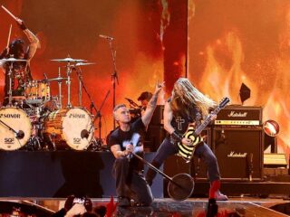 Robbie Williams brengt een eerbetoon aan Ozzy Osbourne tijdens de BRIT Awards 2026