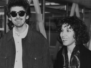 George Harrisons weduwe onthult het verhaal achter de artwork van Now And Then